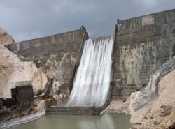 سرریز سد اخند عسلویه برای نخستین بار؛ مهار سیلاب و تأمین پایدار آب