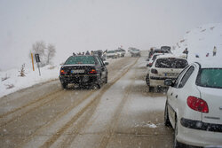 انسداد مقطعی برخی محورهای استان قزوین به علت یخ‌زدگی