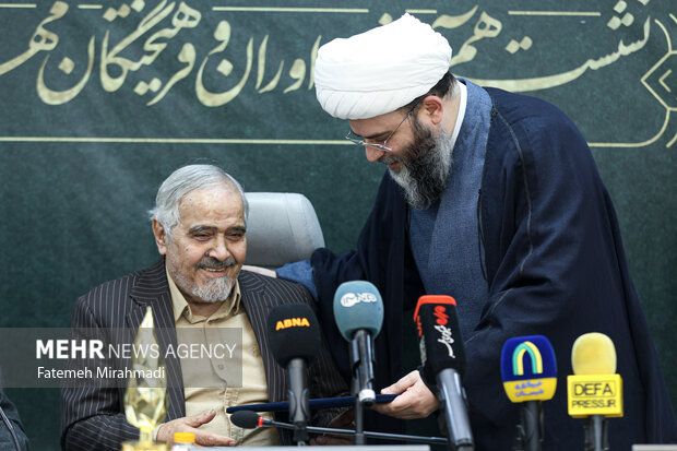 نشست هم آفرینی و فرهیختگان چهارمین دوره مهرواره هوای نو