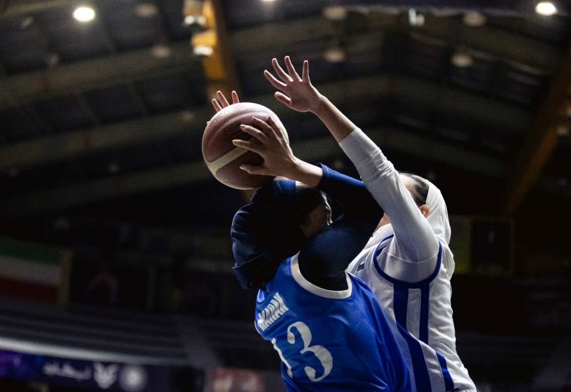 جدال زنان بسکتبال در آزادی/ توپ پُر استقلال برای تقابل با نفت