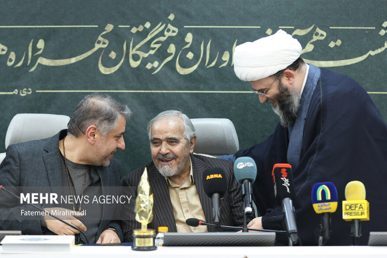 نشست هم آفرینی و فرهیختگان چهارمین دوره مهرواره هوای نو