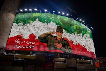 Şehit Süleymani’nin anısına Veli Asr Meydanı’na yeni resim asıldı