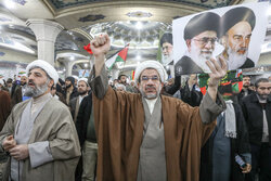 اجتماع پرشور حوزویان و مردم قم در دفاع از قرآن و ولایت آغاز شد