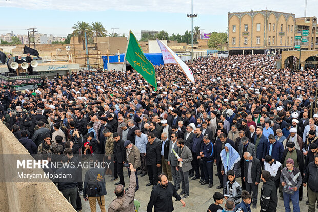 اقامه نماز بر پیکر آیت الله شفیعی