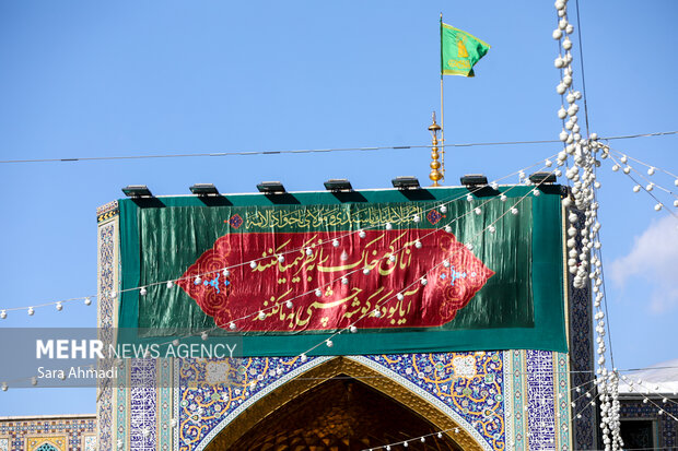 نصب کتیبه در حرم مطهر رضوی