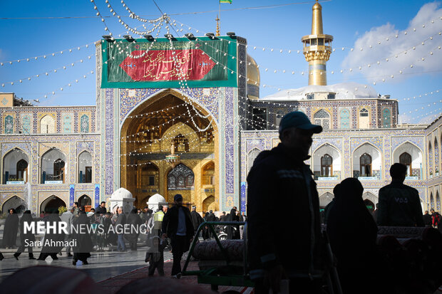 نصب کتیبه در حرم مطهر رضوی