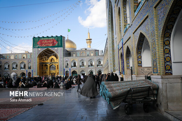 نصب کتیبه در حرم مطهر رضوی