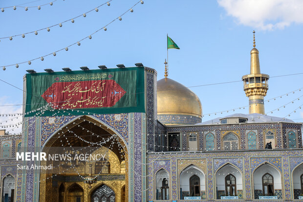 نصب کتیبه در حرم مطهر رضوی