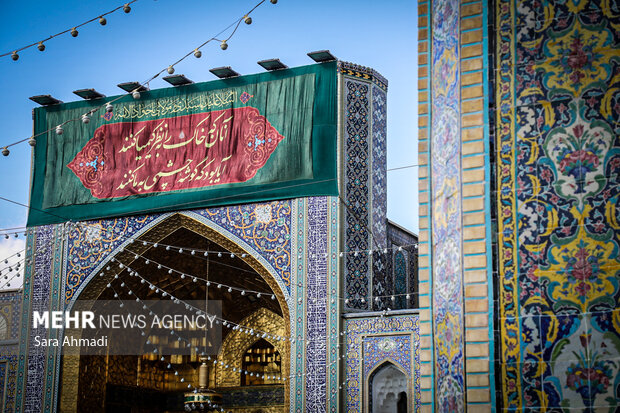 نصب کتیبه در حرم مطهر رضوی