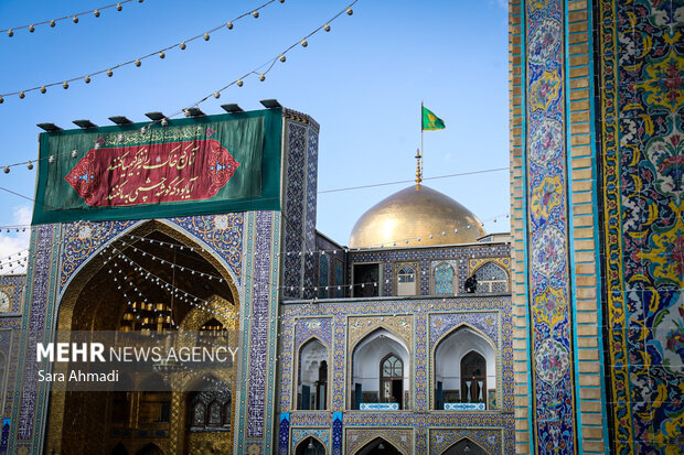 نصب کتیبه در حرم مطهر رضوی