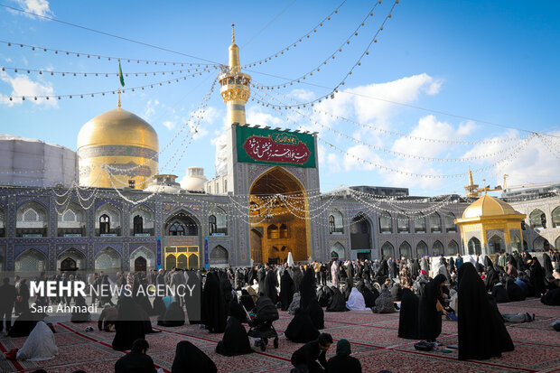 نصب کتیبه در حرم مطهر رضوی