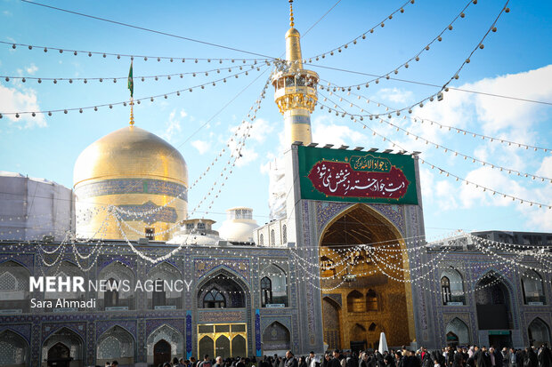 نصب کتیبه در حرم مطهر رضوی