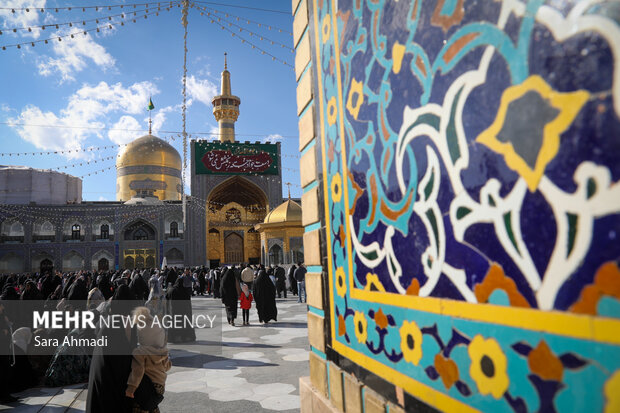 نصب کتیبه در حرم مطهر رضوی