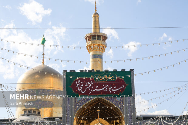 نصب کتیبه در حرم مطهر رضوی