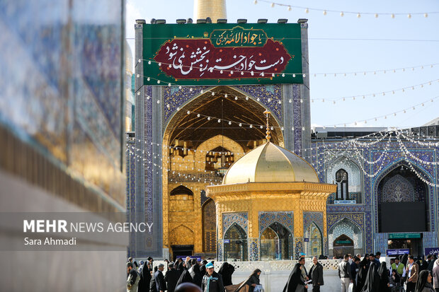 نصب کتیبه در حرم مطهر رضوی