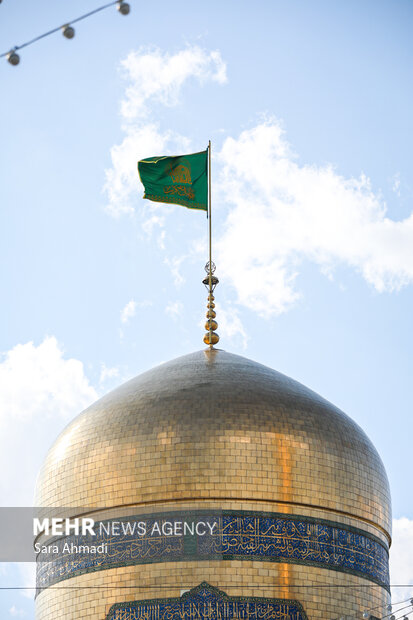 نصب کتیبه در حرم مطهر رضوی