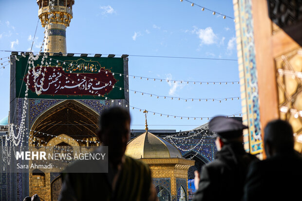 نصب کتیبه در حرم مطهر رضوی