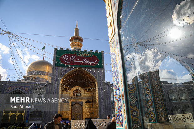 نصب کتیبه در حرم مطهر رضوی