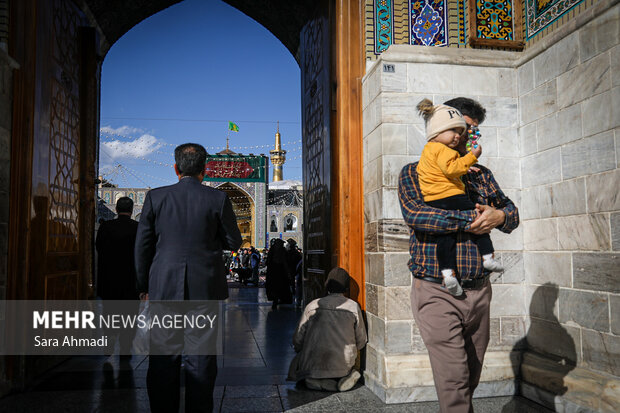 نصب کتیبه در حرم مطهر رضوی