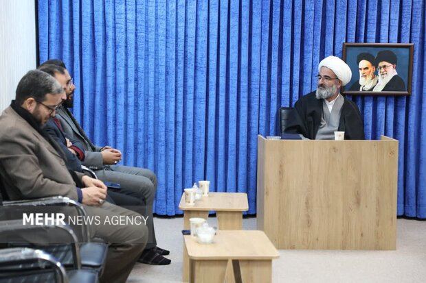 نماینده ولیفقیه در سمنان: مداحان پرچمدار ادبیات مقاومت باشند