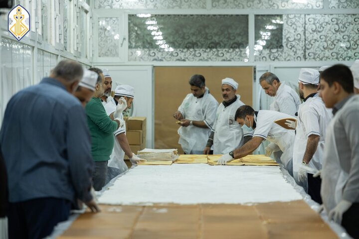 پخت کیک ۲۰۰ متری و گل آرایی حرم کاظمین به مناسبت ولادت امام جواد(ع)