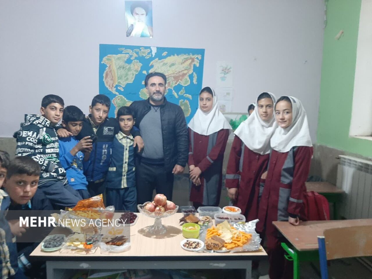 سفر روزانه ۳۰۰ کیلومتریِ یک معلم!