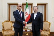 السفير اللبناني الجديد لدى طهران يسلم نسخة من اوراق اعتماده للسيد عراقجي
