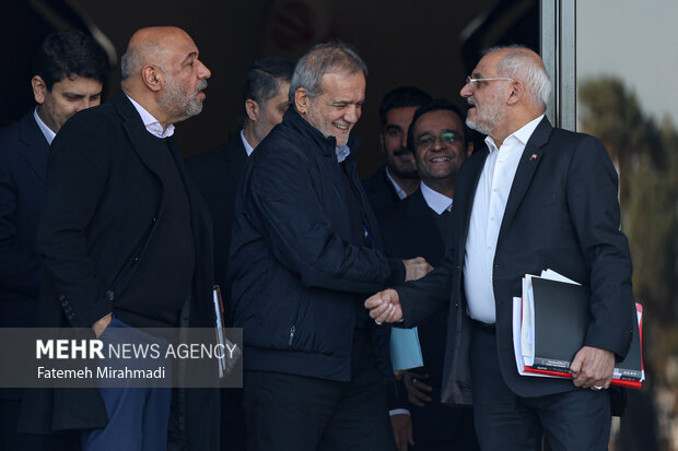 مسعود پزشکیان رئیس جمهور در حاشیه جلسه هیئت دولت