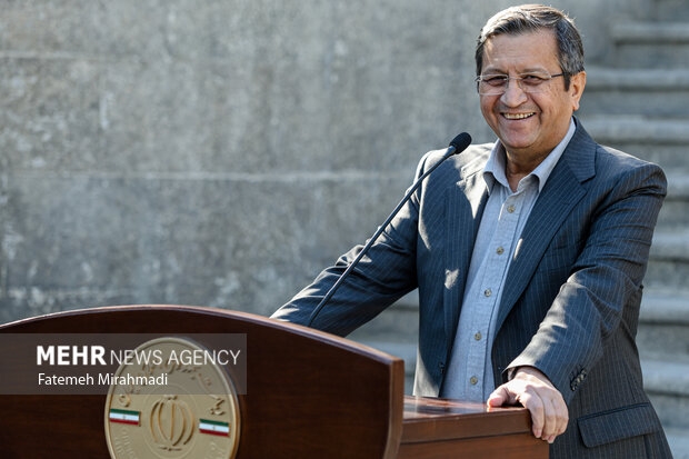 عبدالناصر همتی رئیس کل بانک مرکزی جمهوری اسلامی ایران در حاشیه جلسه هیئت دولت