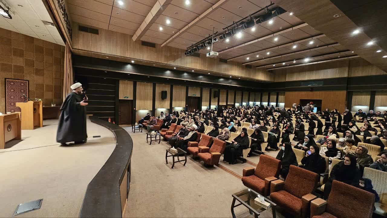 عزت‌زمانی: اعتکاف جلوه معنویت بانوی انقلاب اسلامی است