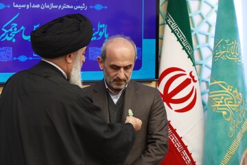نشان خادمی و پرچم مسجد جمکران به رئیس صداوسیما اهدا شد