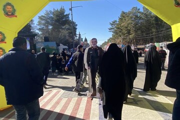 پرچم‌های آمریکا و اسرائیل زیر پای شهید حاجی‌زاده و زائران حاج قاسم