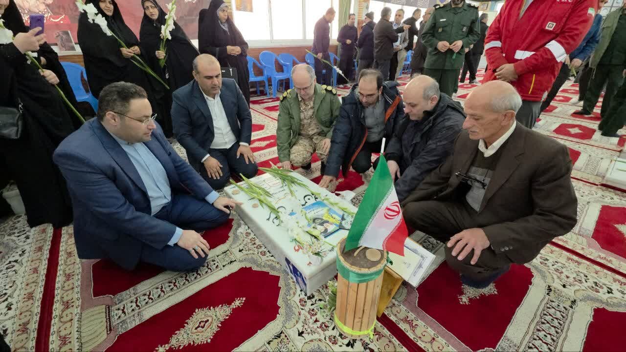 گلباران مزار شهدا و قدمگاه شهید حاج قاسم سلیمانی در شلمان گلباران مزار شهدا و قدمگاه شهید حاج قاسم سلیمانی در شلمان