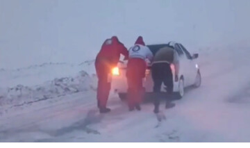 گرفتار شدن مسافران در برف و کولاک محور نقده _ پیرانشهر