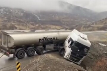 تانکر سوخت در گردنه نی‌آباد از محور خارج شد