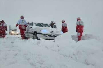 نجات ۴۰ نفر گرفتار در برف و کولاک جاده ائل‌یولی بستان‌آباد
