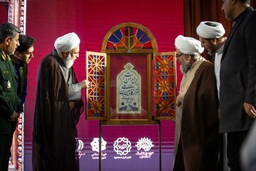 رونمایی از اثر خوشنویسی «امروز، قرارگاه حسین‌بن‌علی(ع) ایران است»
