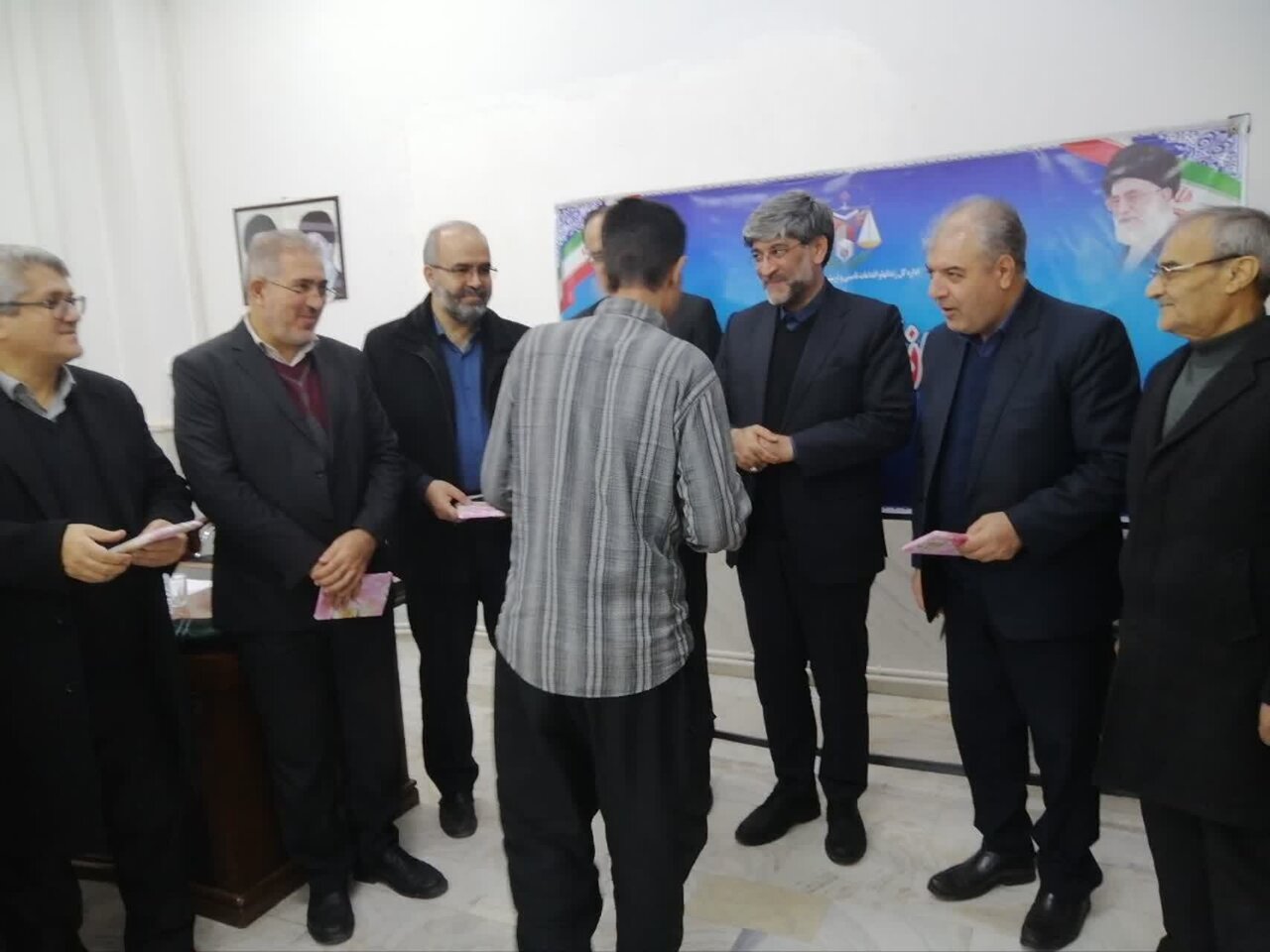 عتباتی: ۱۲۸ زندانی آذربایجان غربی در آستانه روز پدر آزاد شدند عتباتی: ۱۲۸ زندانی آذربایجان غربی در آستانه روز پدر آزاد شدند