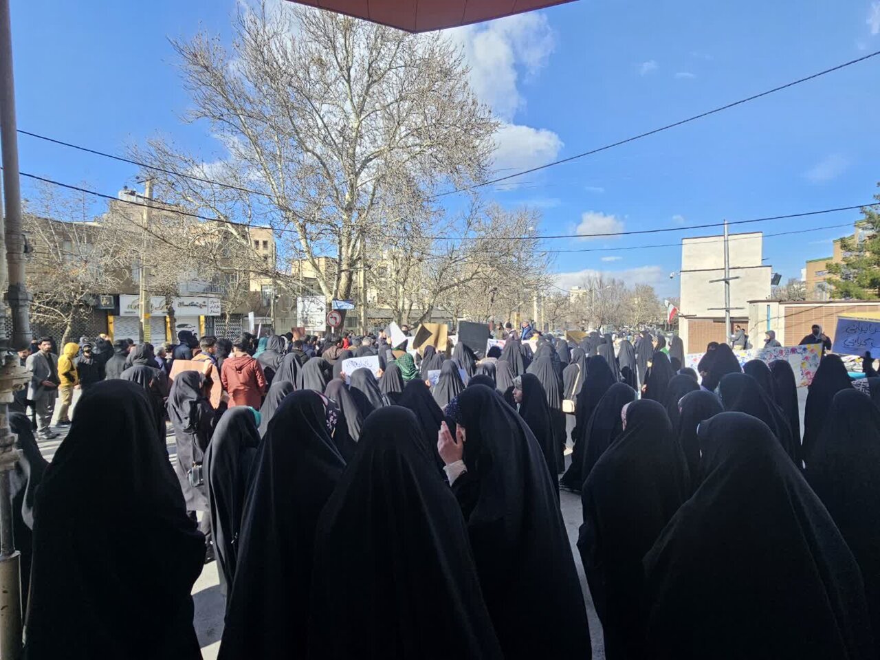 تجمع دانشجویان در محکومیت هتک حرمت قرآن و شرایط اقتصادی