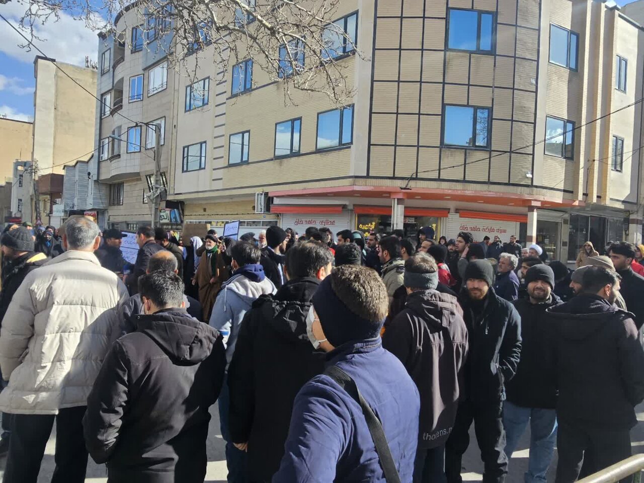 تجمع دانشجویان در محکومیت هتک حرمت قرآن و شرایط اقتصادی