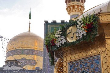 گل آرایی حرم مطهر رضوی به مناسبت میلاد امیرالمومنین(ع)