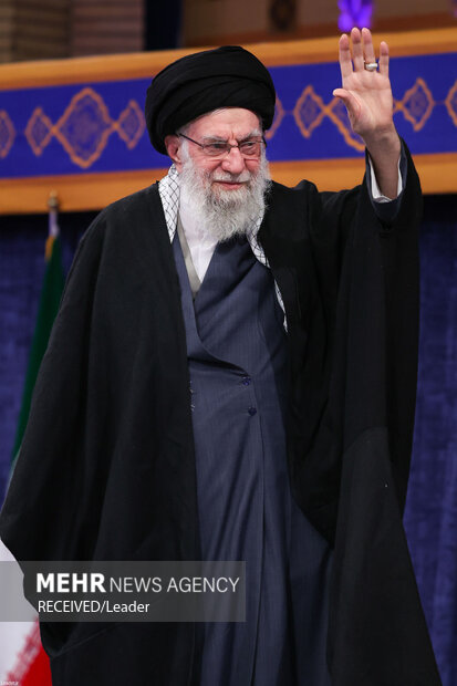 Ayetullah Hamaney şehit ailelerini kabul etti