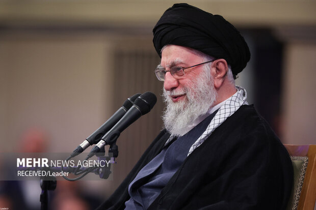 Ayetullah Hamaney şehit ailelerini kabul etti