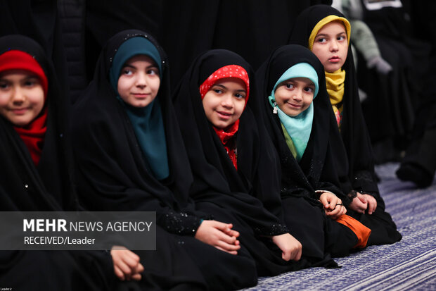 Ayetullah Hamaney şehit ailelerini kabul etti