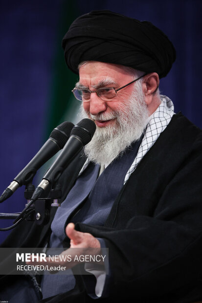 Ayetullah Hamaney şehit ailelerini kabul etti