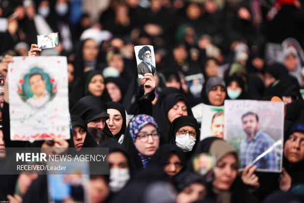 Ayetullah Hamaney şehit ailelerini kabul etti