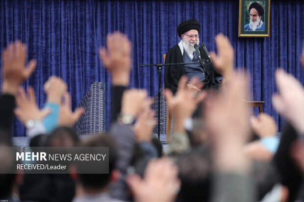 Ayetullah Hamaney şehit ailelerini kabul etti