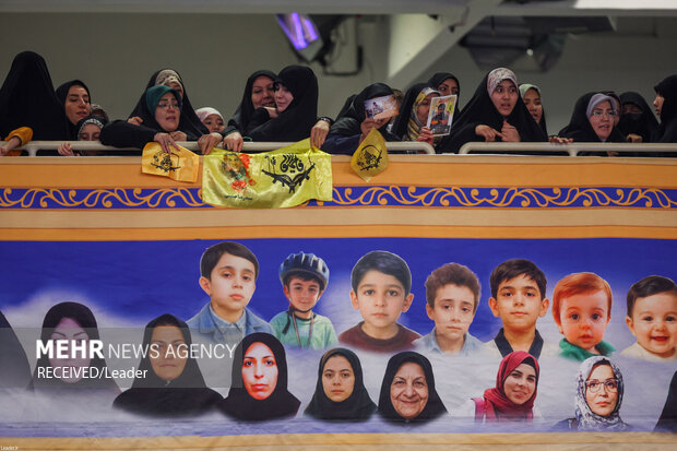 Ayetullah Hamaney şehit ailelerini kabul etti