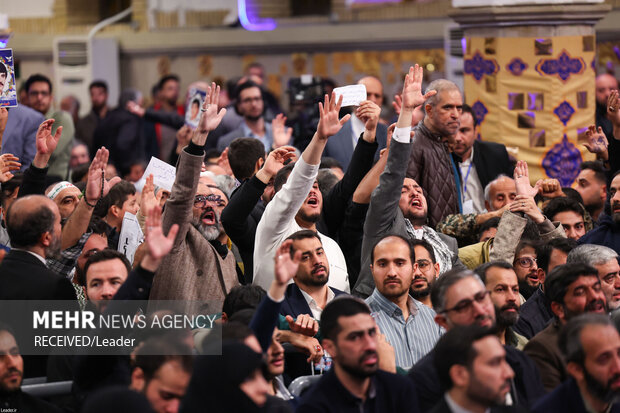 Ayetullah Hamaney şehit ailelerini kabul etti