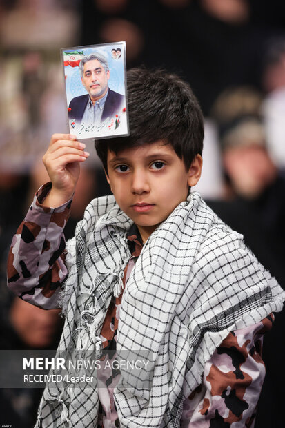 Ayetullah Hamaney şehit ailelerini kabul etti